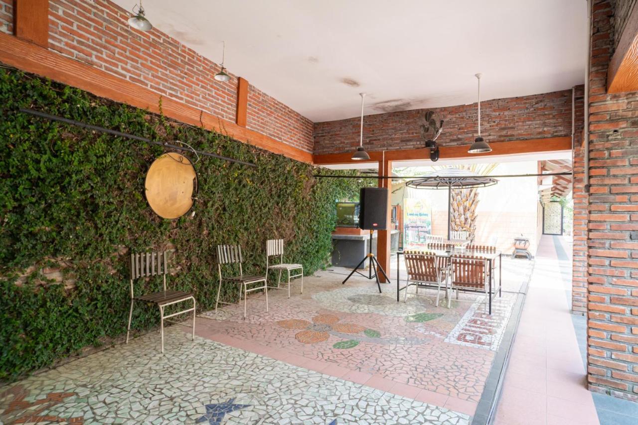 Reddoorz @ Panglima Sudirman Madiun Hotel Buitenkant foto